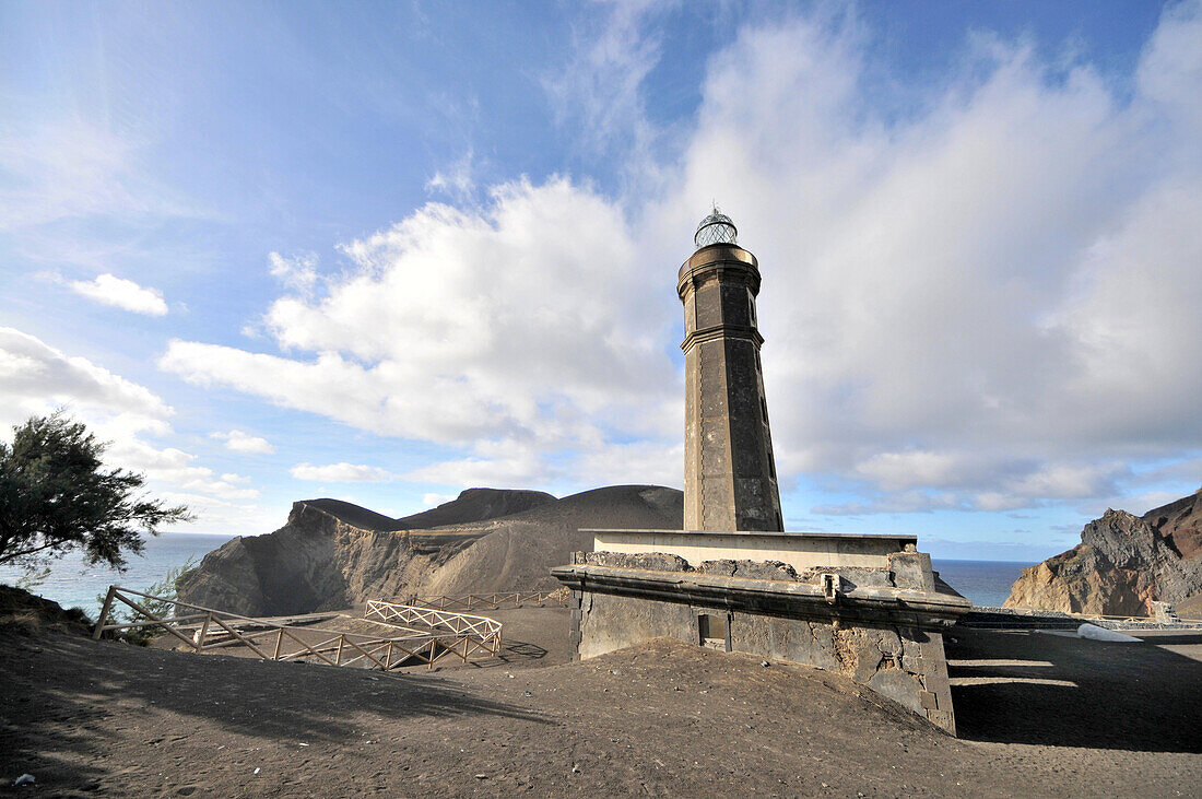 Turm und Vulkan Dos Capelinhos unter Wolkenhimmel, Insel Faial, Azoren, Portugal, Europa