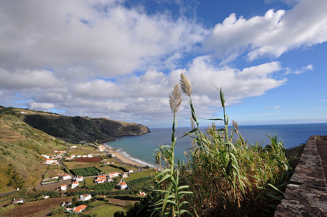 Blick von Miradouro da Macela auf das Dorf Praia, Insel Santa Maria, Azoren, Portugal, Europa