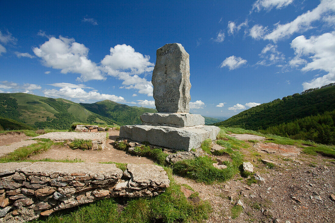 Rolandsdenkmal unter Wolkenhimmel, Puerto de Ibaneta, Ibaneta Pass, Pyrenäen, Provinz Navarra, Nordspanien, Spanien, Europa