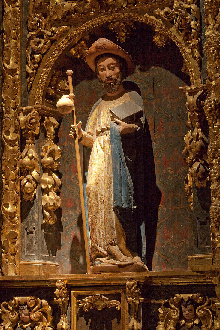 Figur des Heiligen Jakobus in der Kirche Iglesia de la Real Colegiata de Santa Maria, Roncevalles, Provinz Navarra, Nordspanien, Spanien, Europa