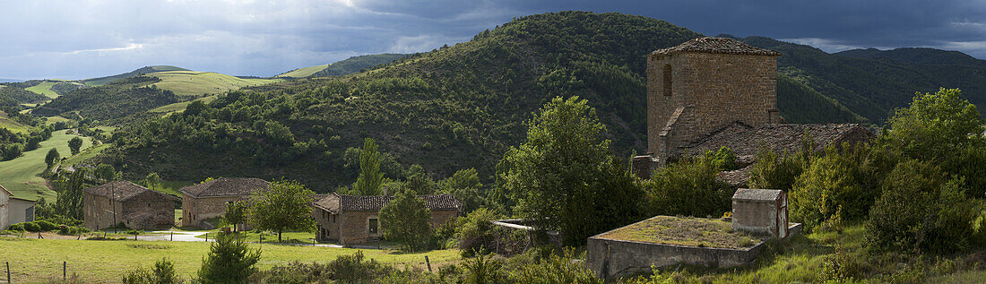Das Dorf Olaverri vor einem Hügel, Provinz Navarra, Nordspanien, Spanien, Europa