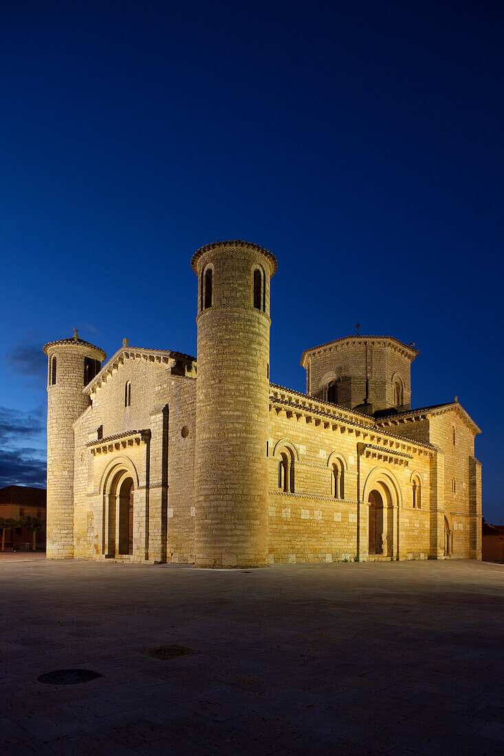 View at the illuminated church Iglesia San Martin in the evening, Fromista, Province of Palencia, Old Castile, Catile-Leon, Castilla y Leon, Northern Spain, Spain, Europe