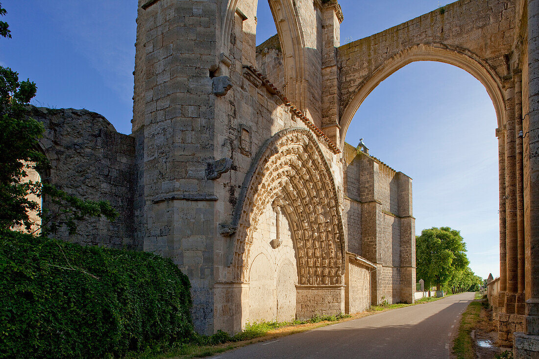 Tor der Klosterruine  San Anton im Sonnenlicht, Provinz Burgos, Altkastilien, Castilla y Leon, Nordspanien, Spanien, Europa