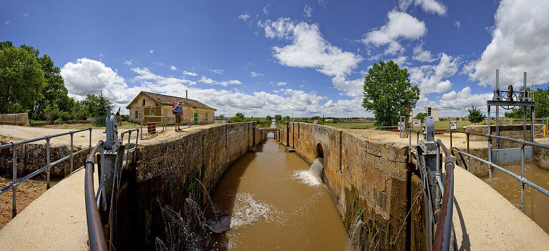 Canal de Castilla, Kanal mit Schleuse im Sonnenlicht, Fromista, Provinz Palencia, Altkastilien, Castilla y Leon, Nordspanien, Spanien, Europa