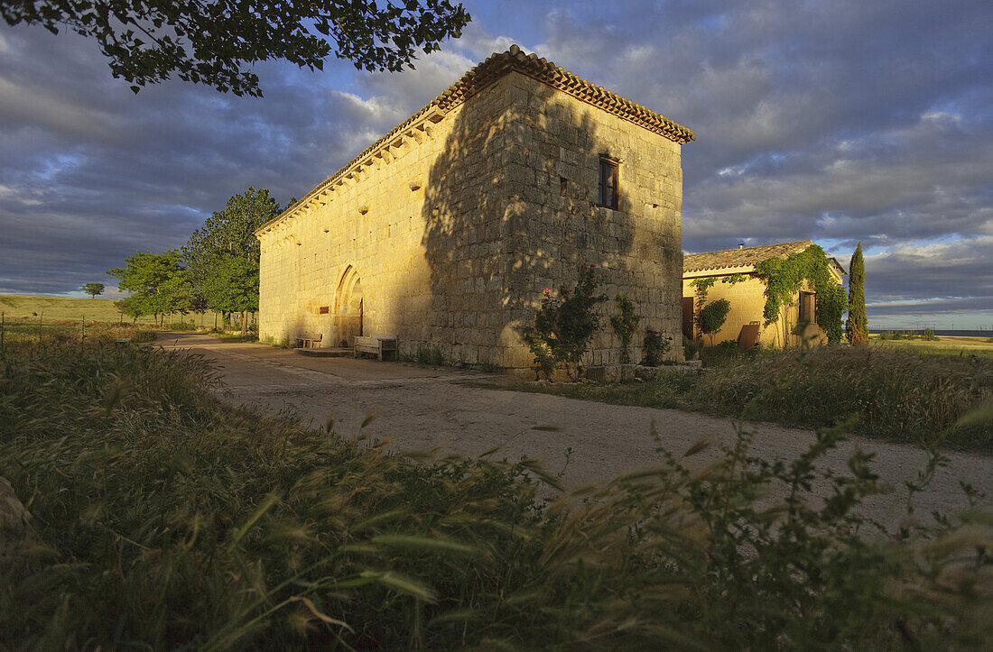 Kapelle Ermita de San Nicolas unter Wolkenhimmel am Abend, Provinz Burgos, Altkastilien, Castilla y Leon, Nordspanien, Spanien, Europa