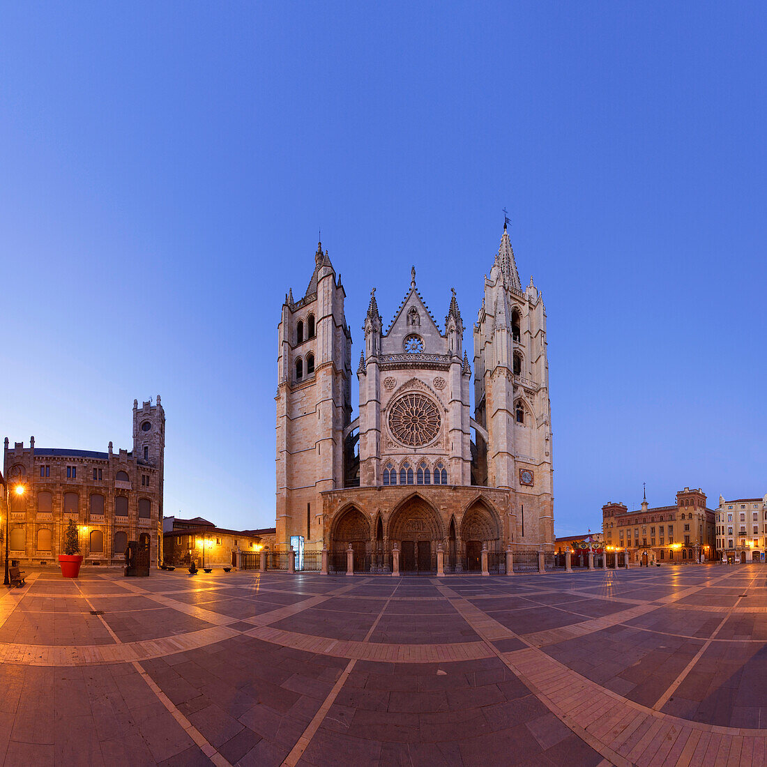 Santa Maria de Leon Cathedral in the evening, Leon, Castile and Leon, Spain