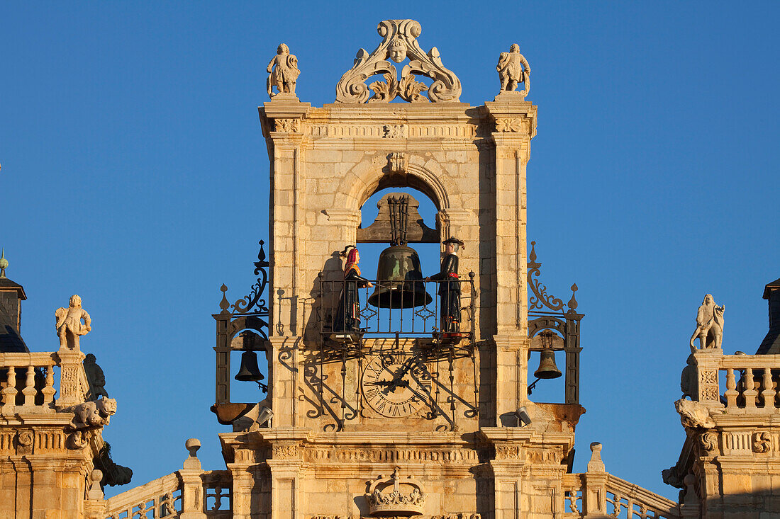 Glockenturm des Rathauses im Sonnenlicht, Astorga, Provinz Leon, Altkastilien, Castilla y Leon, Nordspanien, Spanien, Europa