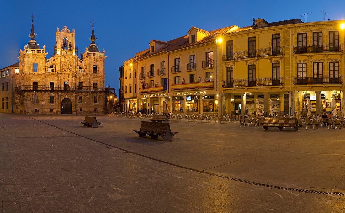 Main square and townhall in the evening, Plaza Mayor, Astorga, Province of Leon, Old Castile, Castile-Leon, Castilla y Leon, Northern Spain, Spain, Europe