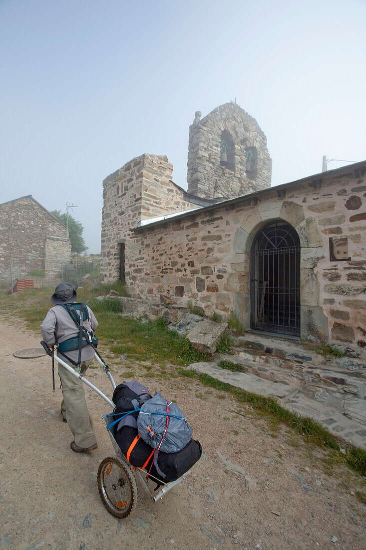 Pilger vor der Kirche in Foncebadon, Provinz Leon, Altkastilien, Castilla y Leon, Nordspanien, Spanien, Europa