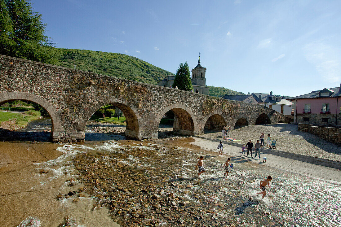 Menschen vor einer Brücke am Fluss Rio Meruelo, Molinaseca, Provinz Leon, Altkastilien, Castilla y Leon, Nordspanien, Spanien, Europa