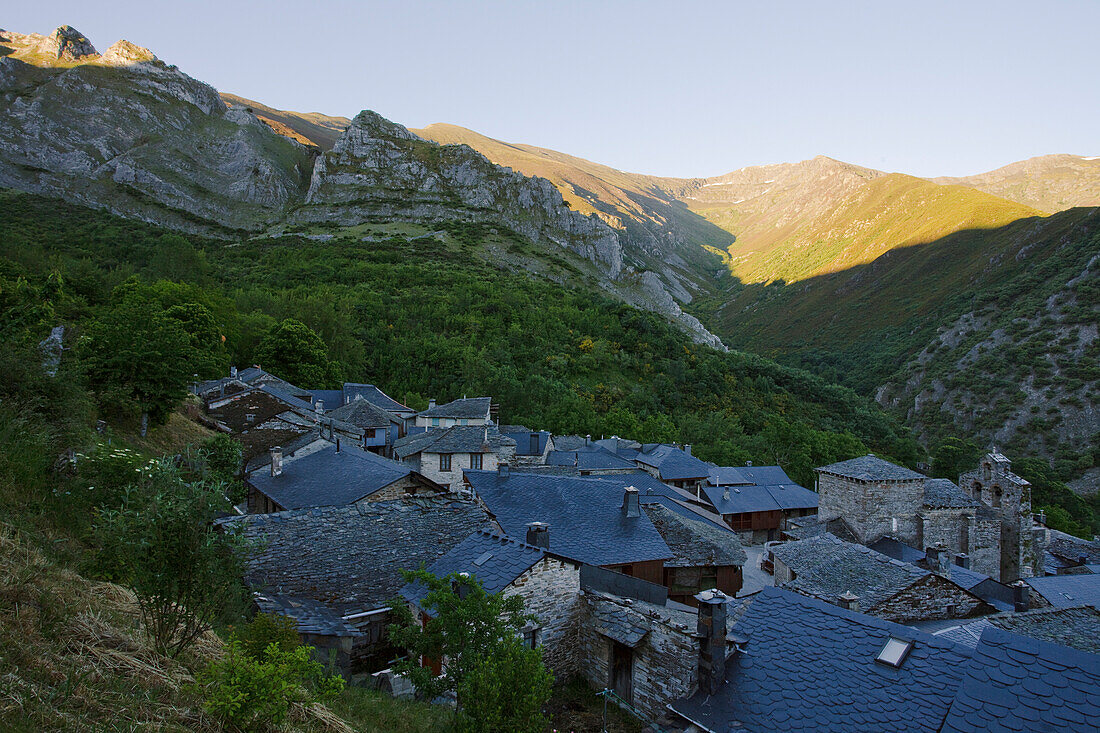 View at roofs at the mountain village Penalba de Santiago, Province of Leon, Old Castile, Castile-Leon, Castilla y Leon, Northern Spain, Spain, Europe