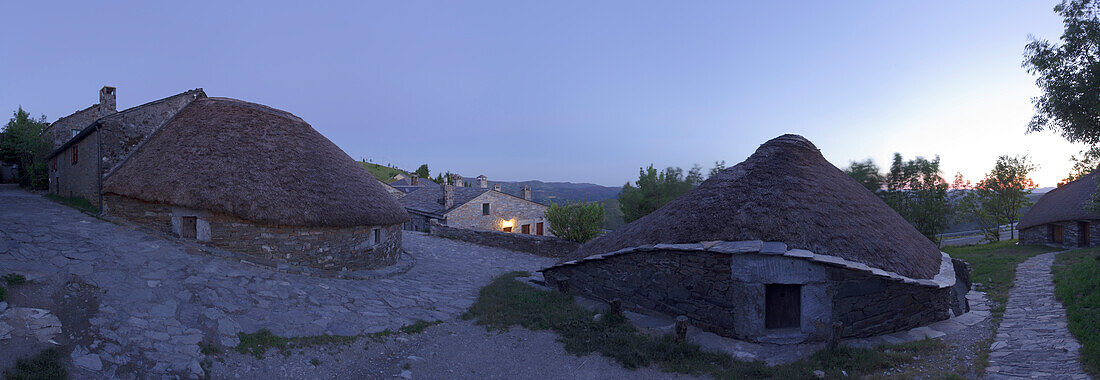 Pallozas, historical houses at the village O Cebreiro in the evening, Province of Lugo, Galicia, Northern Spain, Spain, Europe