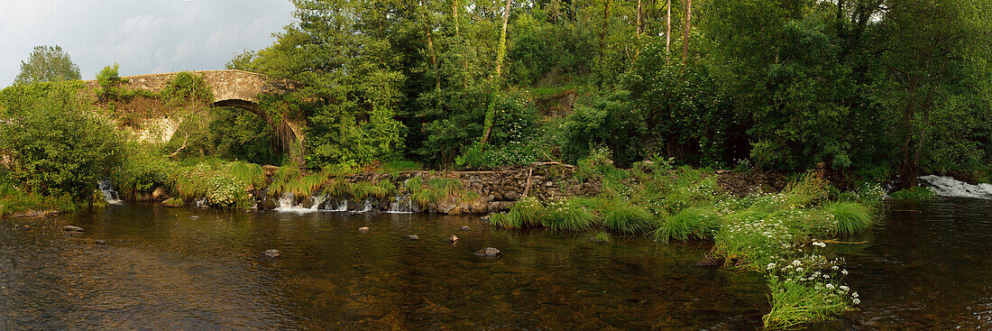 Bridge at the river Rio Furelos, Furelos, Province of La Coruna, Galicia, Northern Spain, Spain, Europe