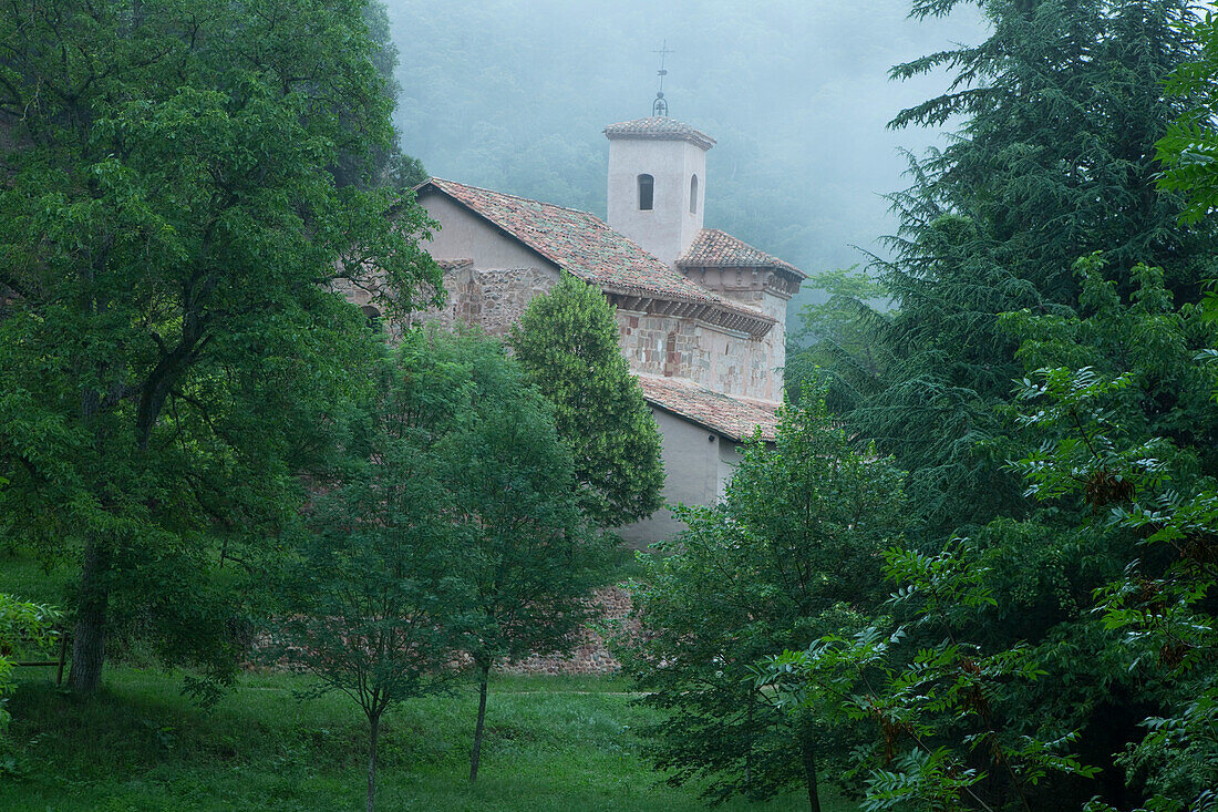 Kloster Monasterio de San Millan de Suso inmitten grüner Bäume, La Rioja, Nordspanien, Spanien, Europa