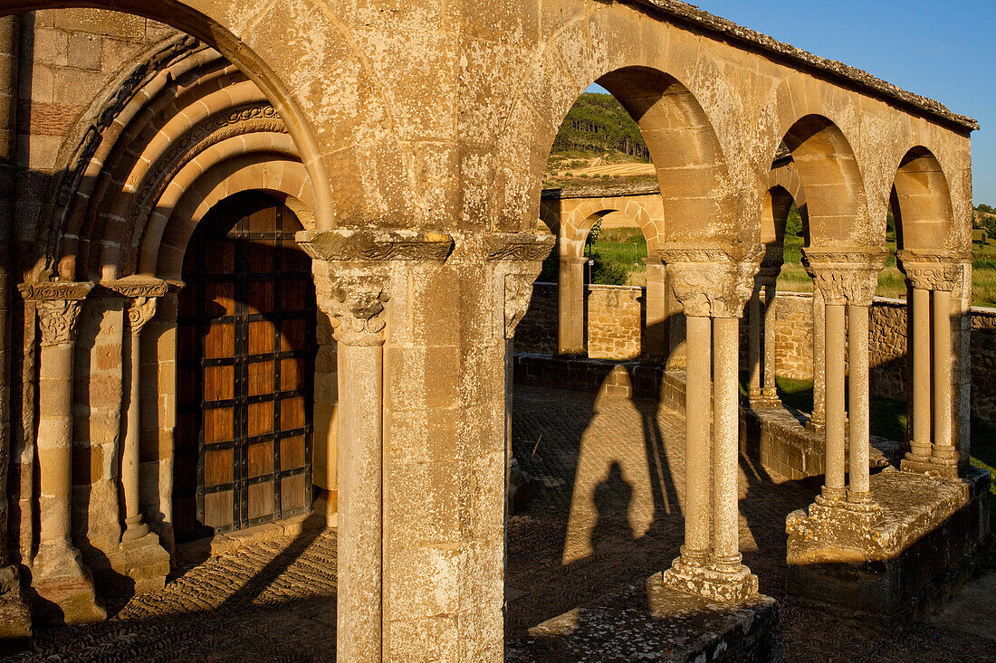 Detail der Kirche Santa Maria de Eunate im Sonnenlicht, Provinz Navarra, Nordspanien, Spanien, Europa