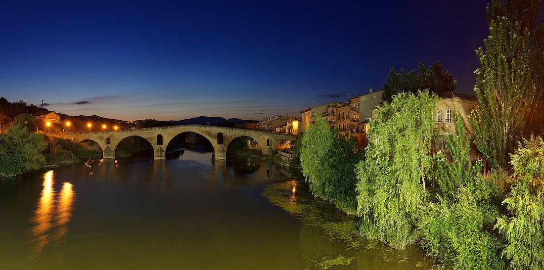 Steinbrücke über dem Fluss Rio Arga am Abend, Puente la Reina, Provinz Navarra, Nordspanien, Spanien, Europa