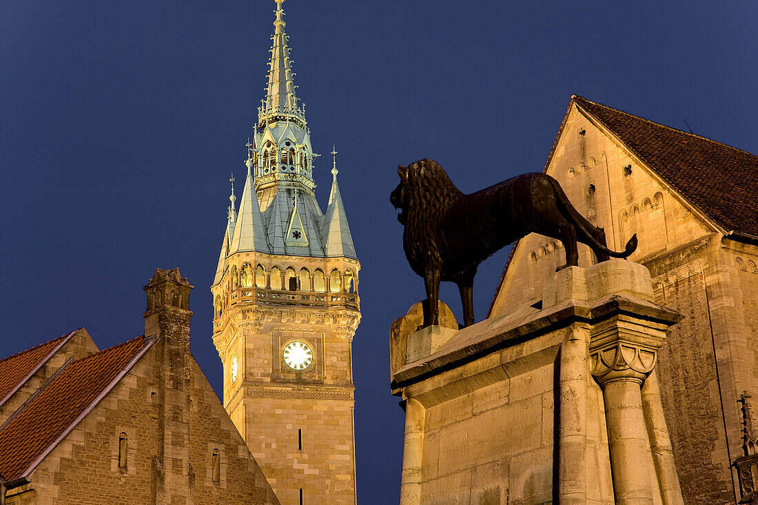 Burgplatz mit  Löwendenkmal und Rathausturm, Braunschweig, Niedersachsen, Deutschland, Europa