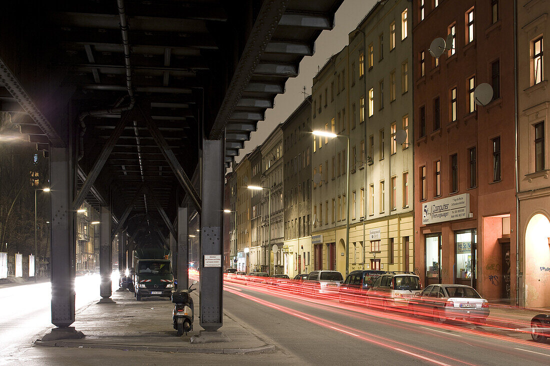 Brücke und Häuser in der Gitschiner Strasse bei Nacht, Berlin-Kreuzberg, Berlin, Deutschland, Europa