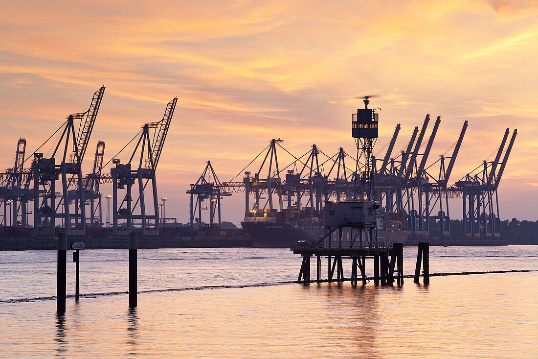 Blick auf Terminal Burchardkai bei Sonnenuntergang, Hamburger Hafen, Hansestadt Hamburg, Deutschland, Europa