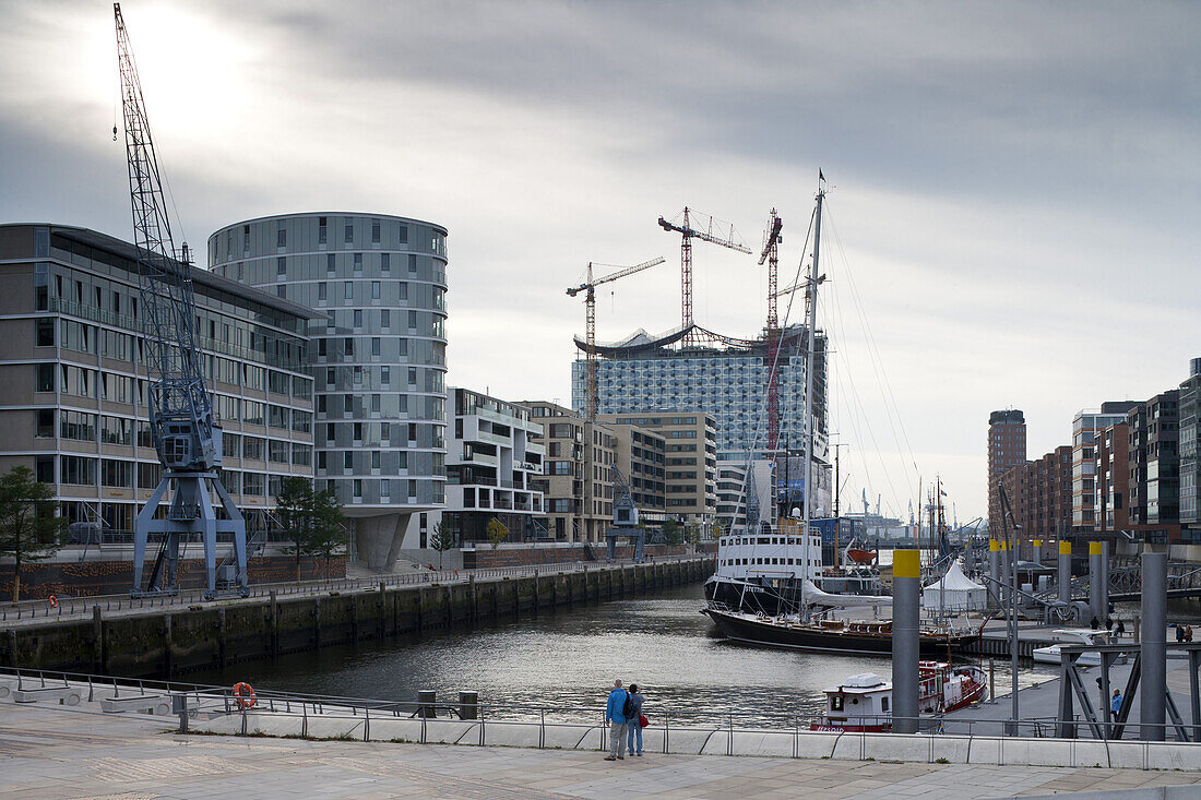 View from Magellan Terraces towards Sandtorkai (ri.) and Kaiserkai (le.), Sandtorhafen, harbour city, Hanseatic city of Hamburg, Germany, Europe