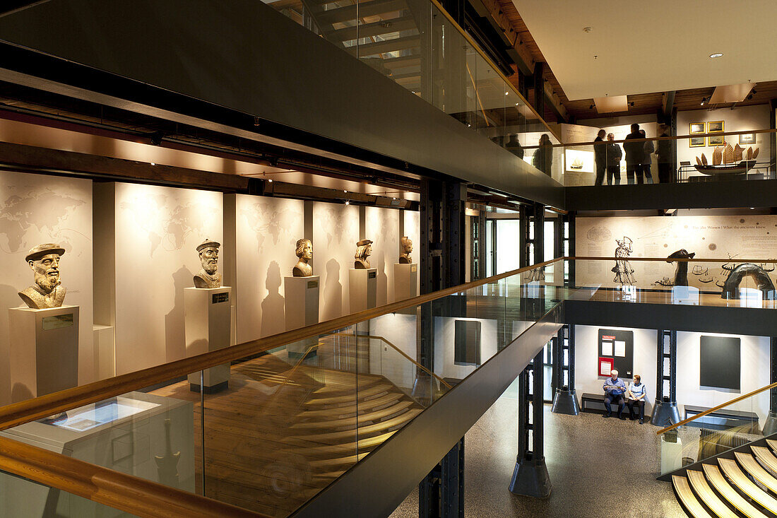 Internationales Maritimes Museum Hamburg, Blick ins Atrium des Museums, links im Bild: Die Galerie mit den Büsten großer Entdecker, von Leif Erikson bis James Cook, Hansestadt Hamburg, Deutschland, Europa