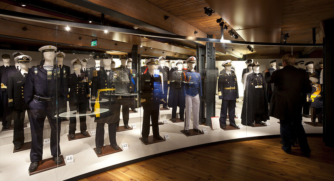 Internationales Maritimes Museum Hamburg, Deck 04: Im Zeughaus der Geschichte stehen Marineuniformen aus aller Welt, Hansestadt Hamburg, Deutschland, Europa