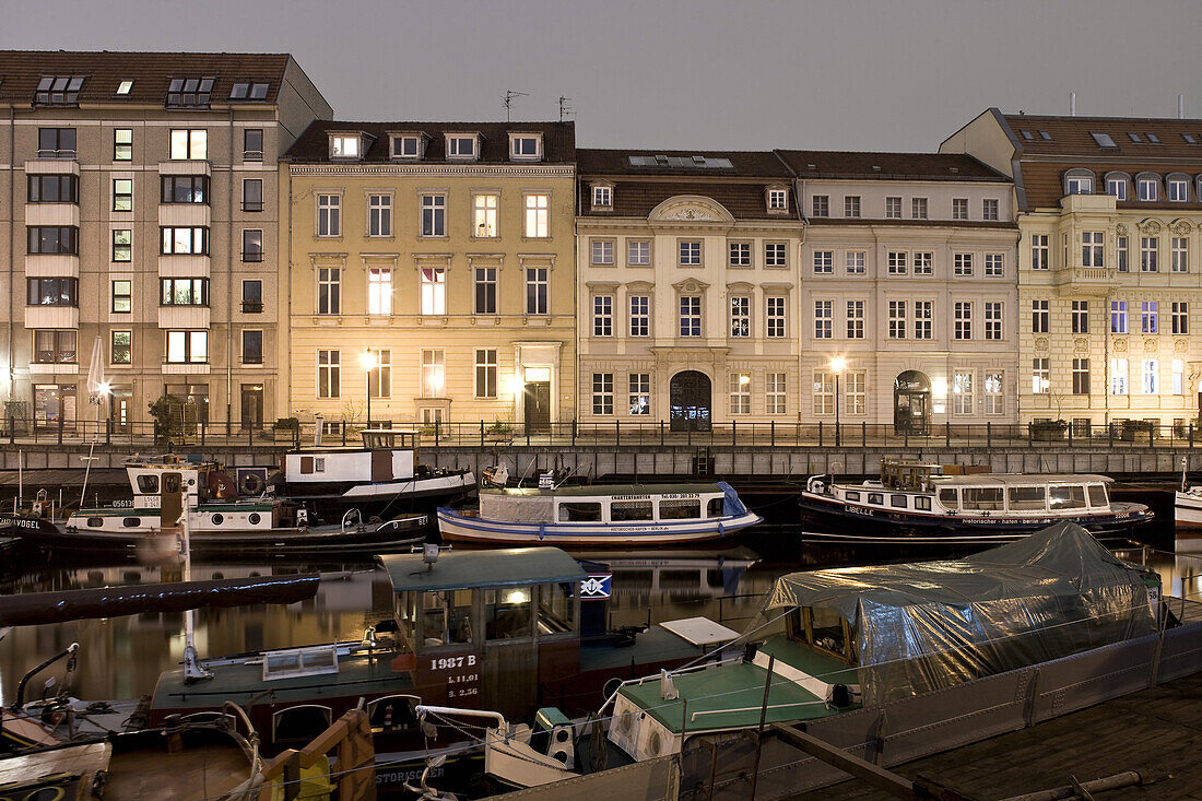 Häuser und Boote am Abend, Märkisches Ufer, Berlin, Deutschland, Europa