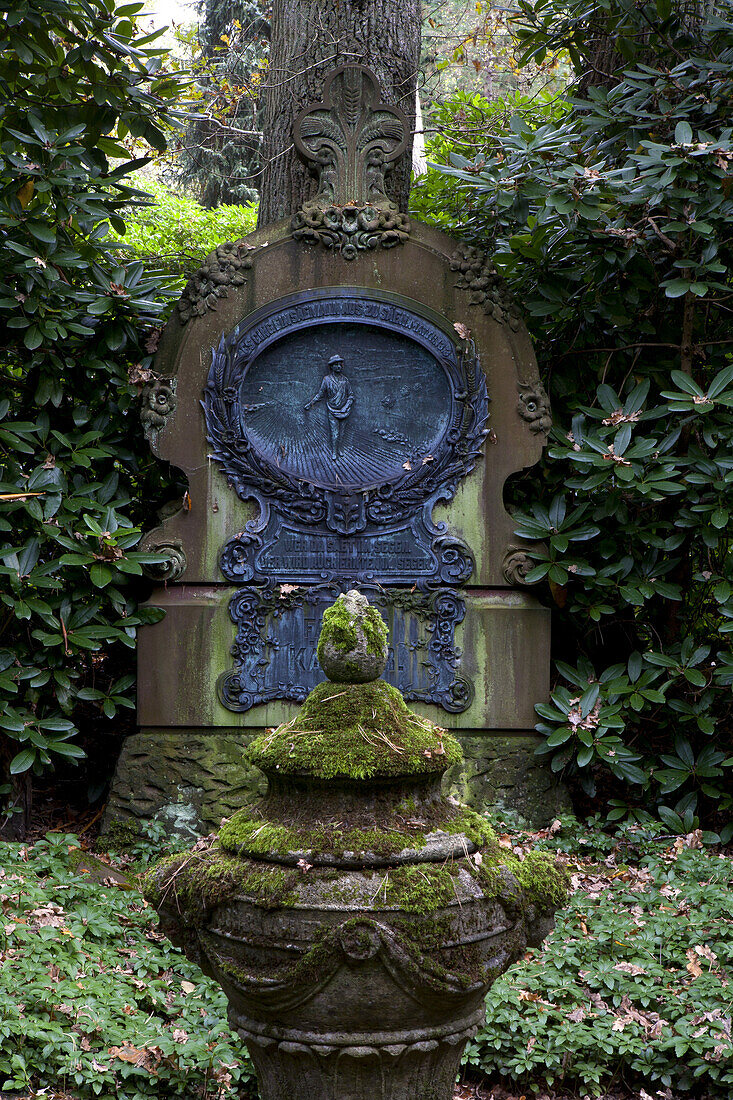 Gravestone at Ohlsdorf cemetery, Hanseatic city of Hamburg, Germany, Europe