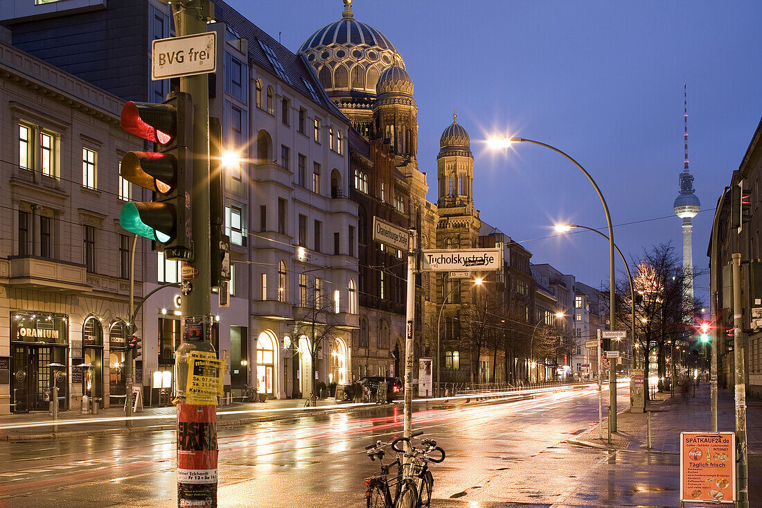 Neue Synagoge in der Oranienburger Strasse im Hintergrund Fernsehturm, Berlin, Deutschland, Europa