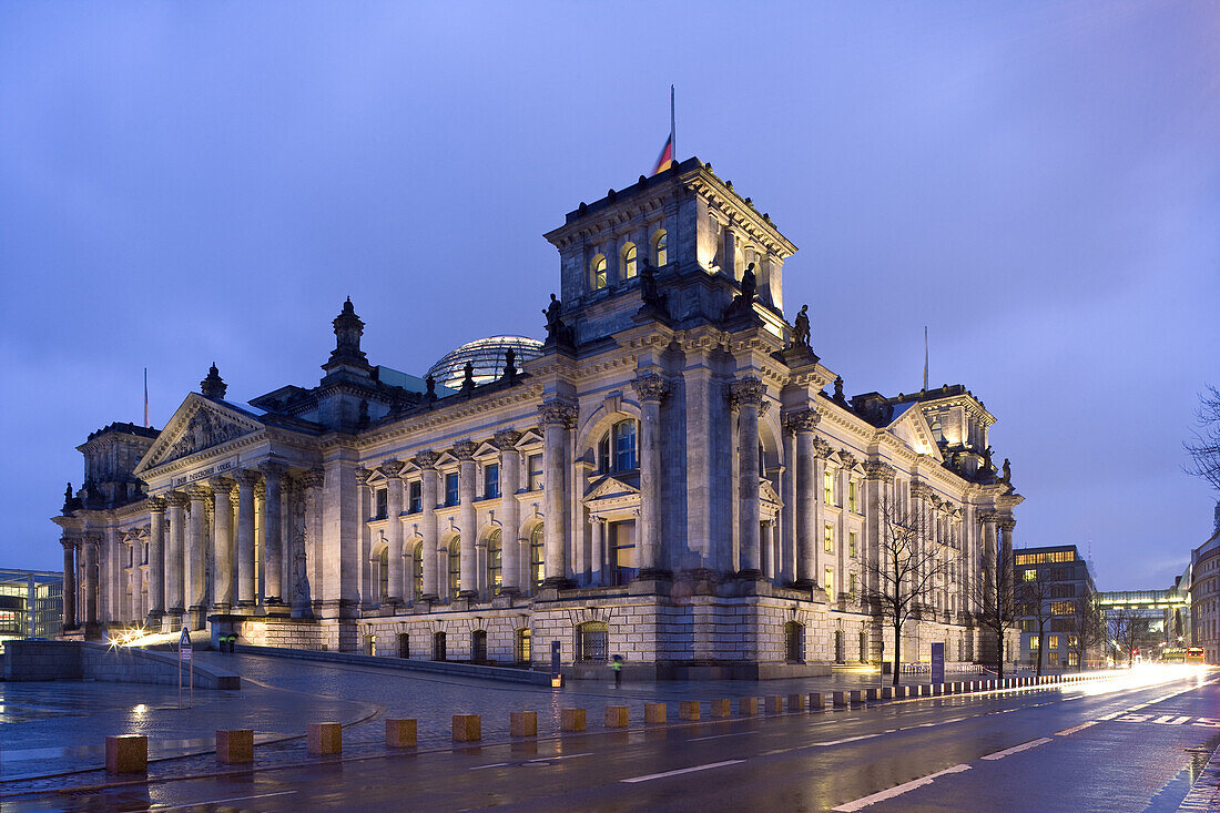 Platz der Republik mit dem Reichstagsgebäude am Abend, Berlin, Deutschland, Europa
