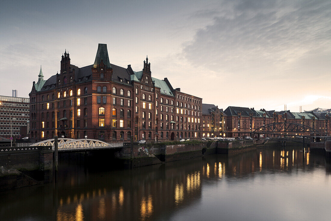 Sandthorquaihof am Abend, Speicherstadt, Hansestadt Hamburg, Deutschland, Europa