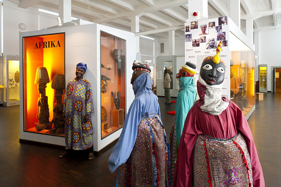 Museum für Völkerkunde Hamburg, Ausstellung Afrika, Afrikanische Figuren mit Kwabenah Denteh, Hansestadt Hamburg, Deutschland, Europa