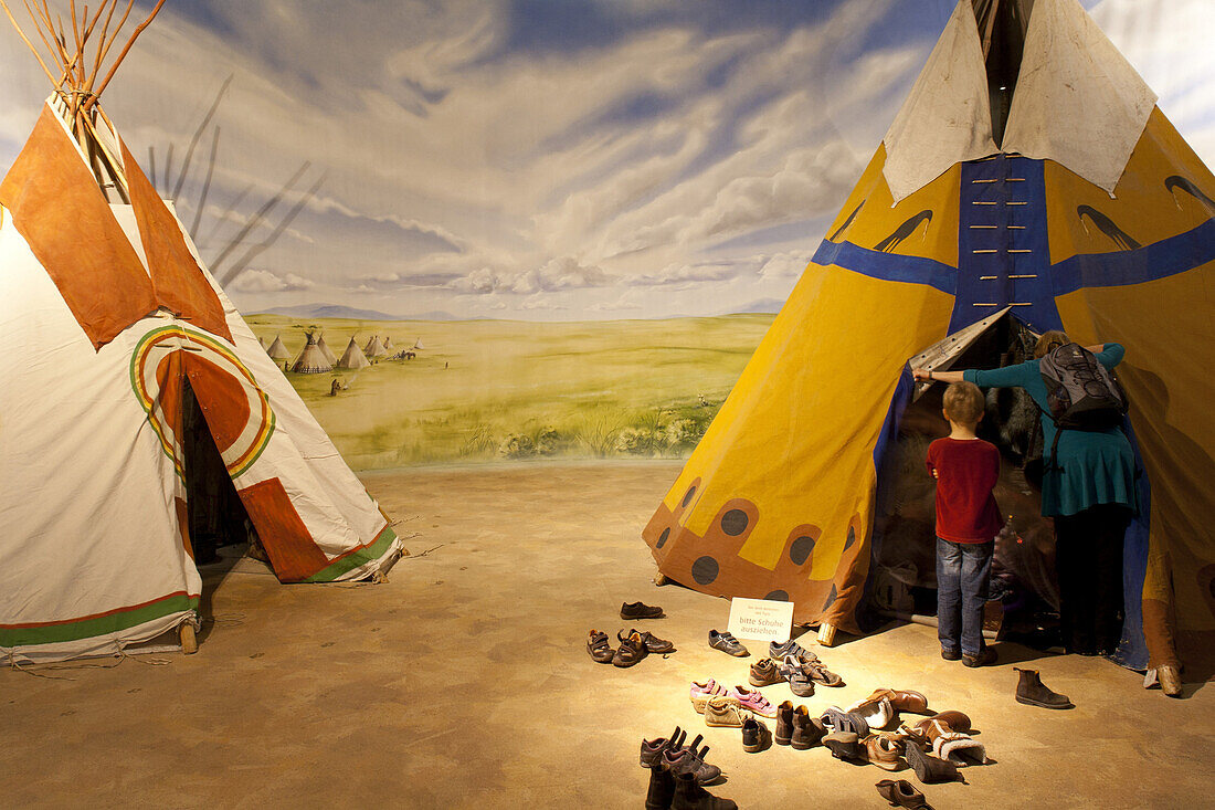 Museum für Völkerkunde Hamburg, Ausstellung Indianer Nordamerikas, zwei Tipis in denen Kinder sitzen können um Lieder zu singen und spannenden Geschichten zu lauschen, Hansestadt Hamburg, Deutschland, Europa