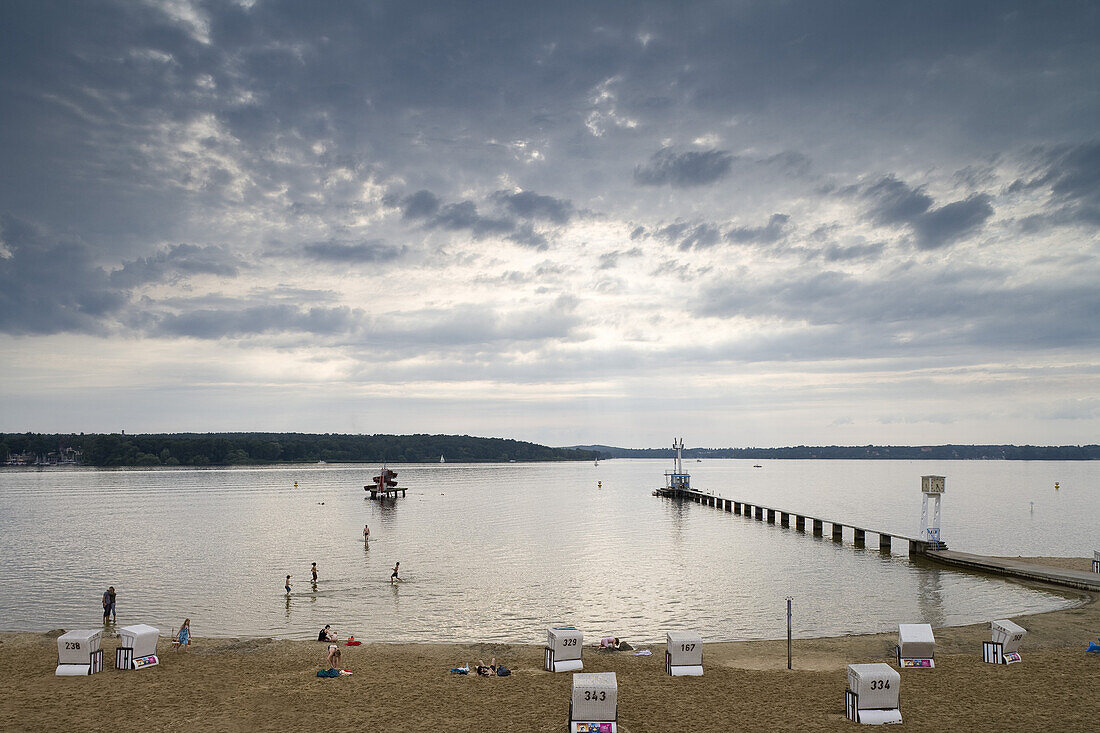 Strandbad Wannsee unter Wolkenhimmel, Berlin, Deutschland, Europa