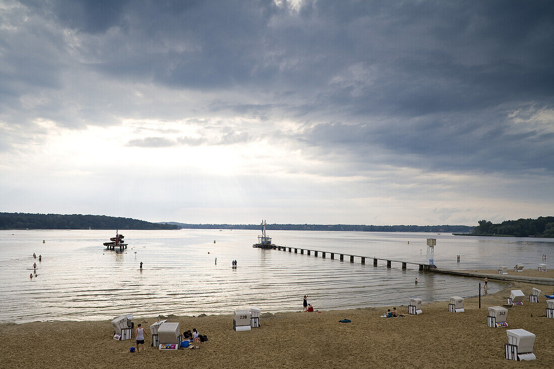 Strandbad Wannsee unter Wolkenhimmel, Berlin, Deutschland, Europa