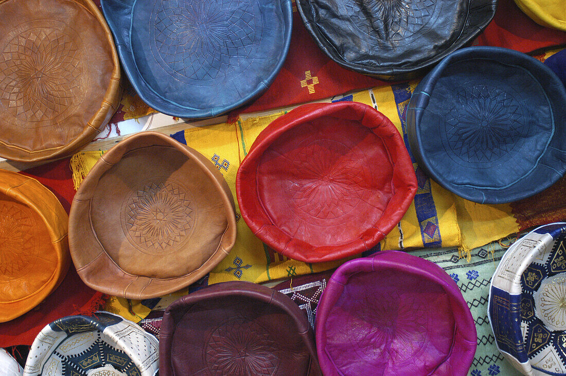 Souvenirs, traditionelle Sitzkissen aus Leder, auf dem Markt, Marrakesch, Marokko, Afrika