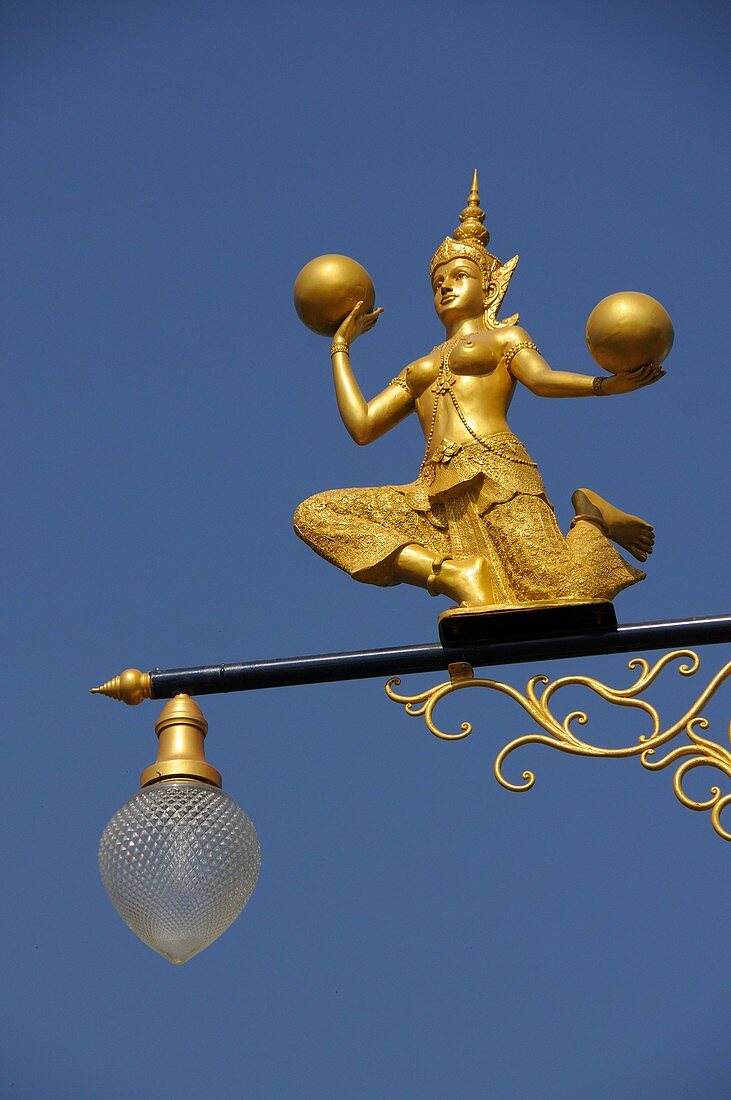 Golden Figure of a Tempeldancer play with Balls on a Lantern