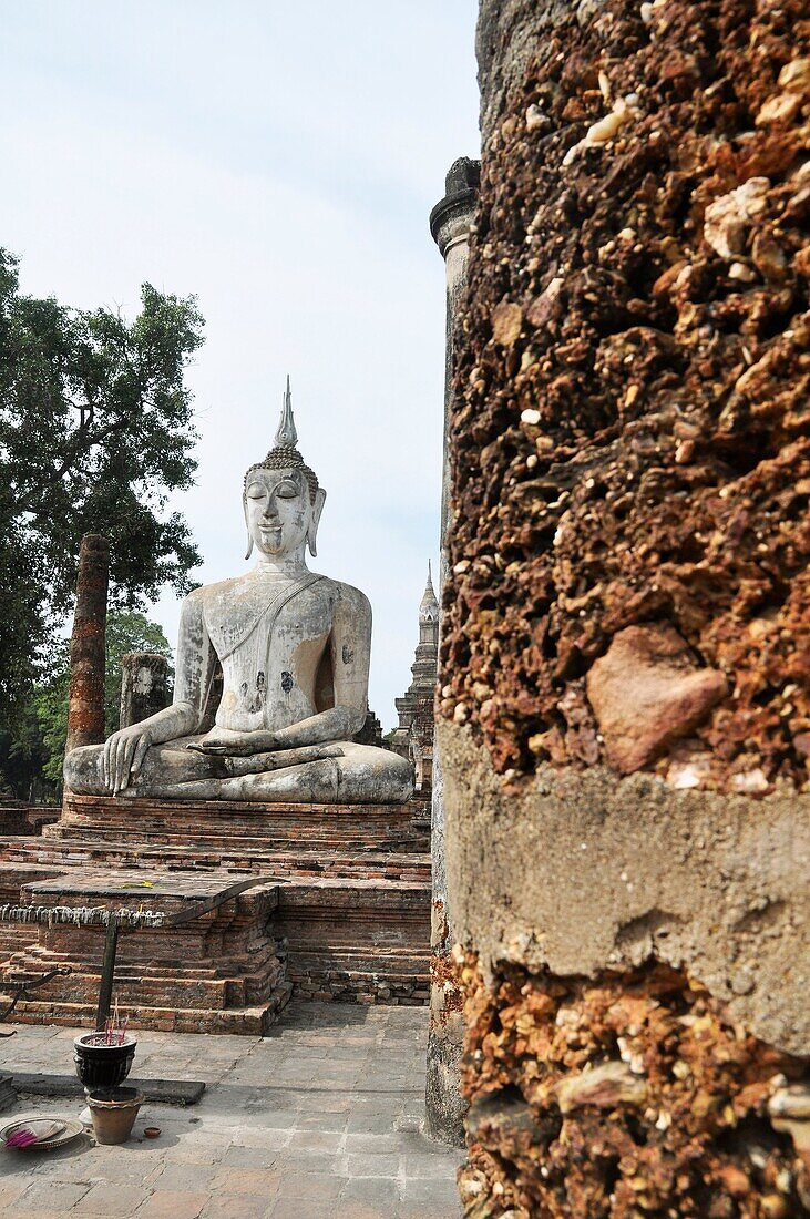 Sukhothai (Thailand): Buddha's statue at the Wat Mahathat