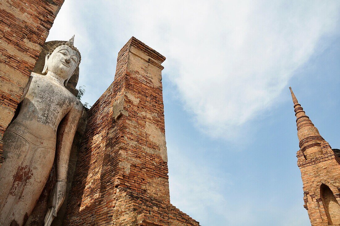 Sukhothai (Thailand): Buddha's statue at the Wat Mahathat