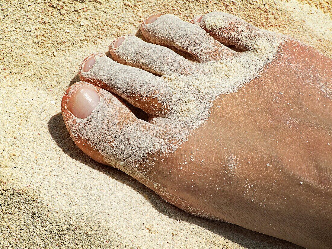 Rechte Zehen mit Sand Karibikstrand in Cayo Levisa Kuba.