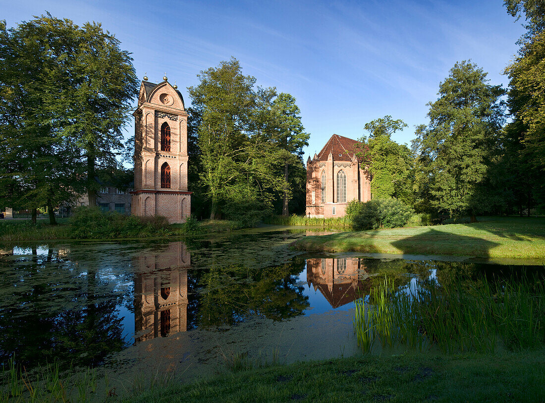 Glockenturm und Kirche St. Helena und Andreas, Schlosspark, Ludwigslust, Mecklenburg-Vorpommern, Deutschland