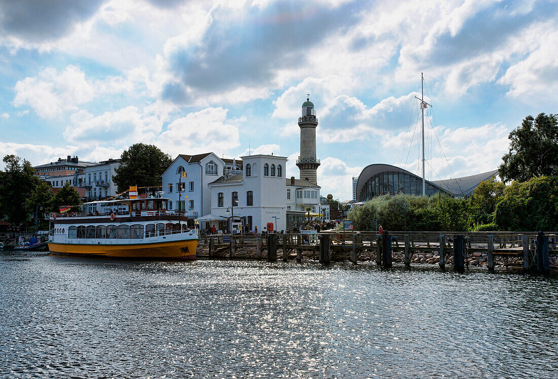 Blick über Alten Strom auf Leuchtturm und Teepott, Warnemünde, Hansestadt Rostock, Mecklenburg-Vorpommern, Deutschland