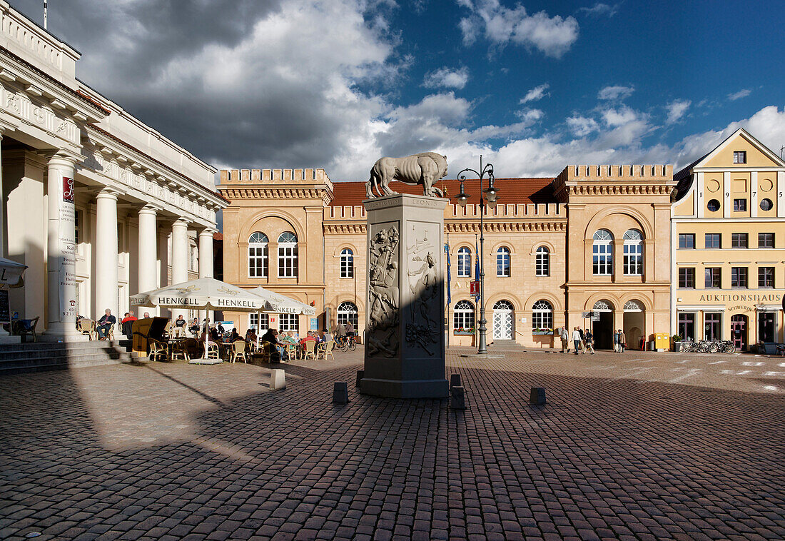 Lion Monument, Columns Building, City Hall, Market Place, Schwerin, Mecklenburg-Western Pomerania, Germany