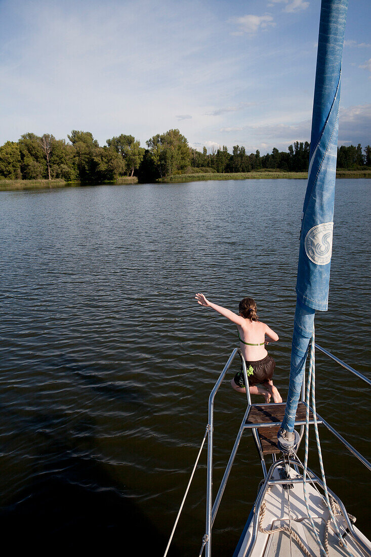 Mädchen springt von einem Segelboot in den Beetzsee, Brandenburg an der Havel, Brandenburg, Deutschland
