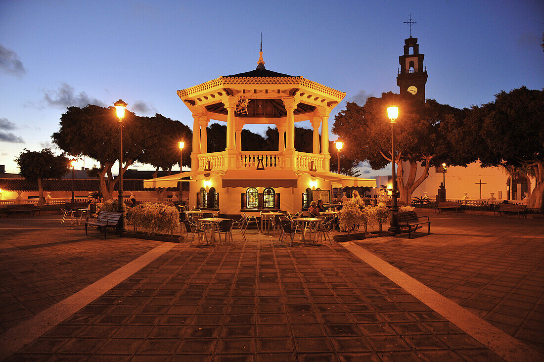 Pavillon auf dem Marktplatz nach Sonnenuntergang, Buenavista del Norte, Nordwest Teneriffa, Spanien