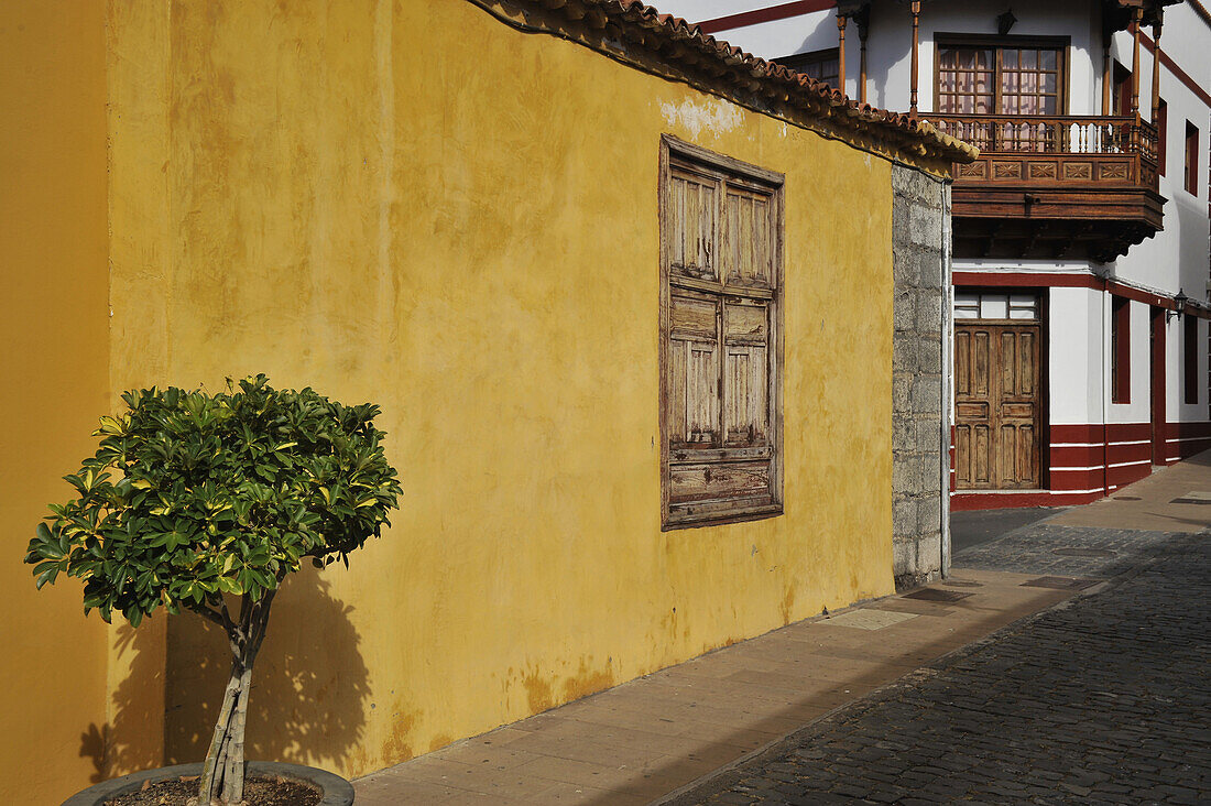 Gelb bemalte Fassade und typiches Haus im Kanarenstil in Garachico, Nordwest Teneriffa, Spanien
