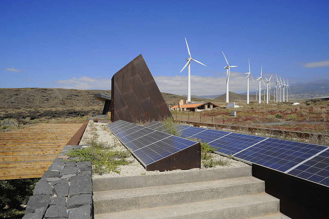 Windmühlen und Solarkollektoren im ITER Ecopark, Süden, Teneriffa, Kanaren, Spanien
