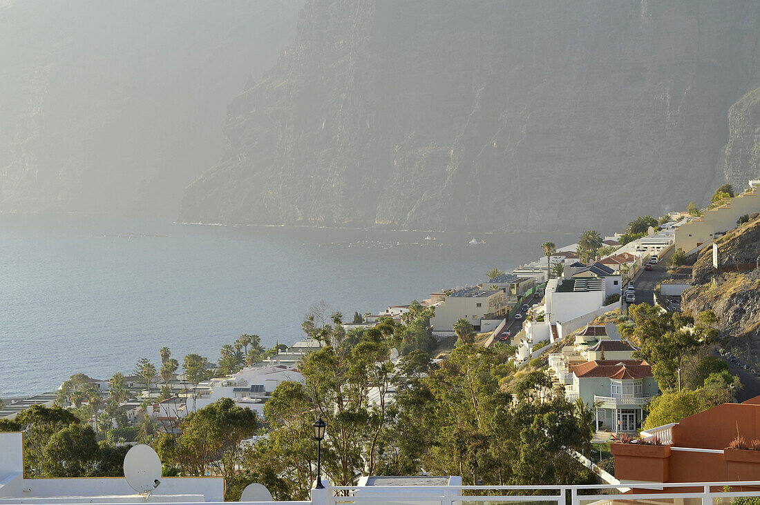 Puerto del Teide, Los Gigantes, Blick über den Ort zur Steilküste, Teneriffa, Kanaren, Spanien