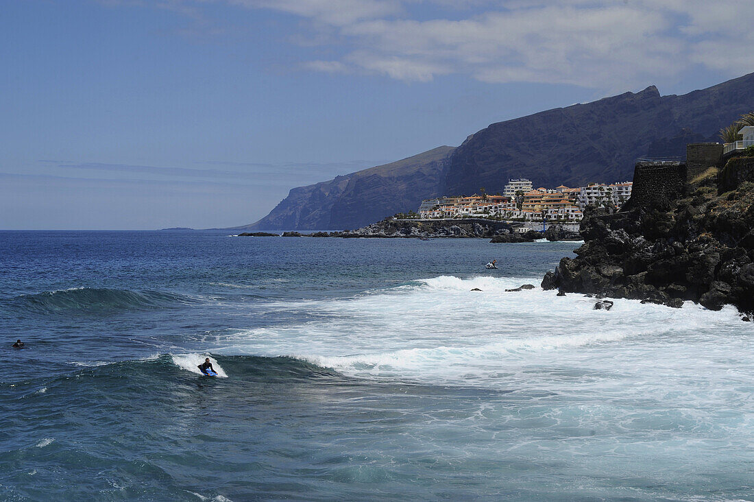 Blick nach Los Gigantes mit Surfern,Puerto del Teide, Teneriffa, Kanaren, Spanien