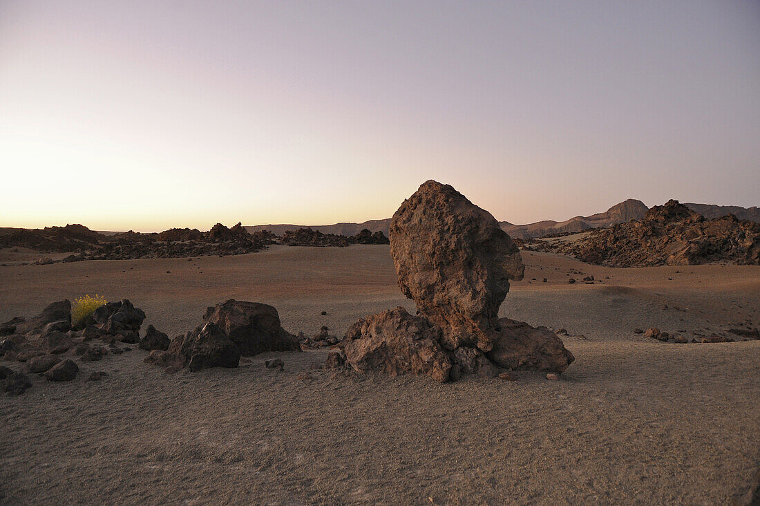 Mondlansdschaft in den Canadas kurz vor Sonnenaufgang, Teide Nationalpark, Teneriffa, Kanaren, Spanien